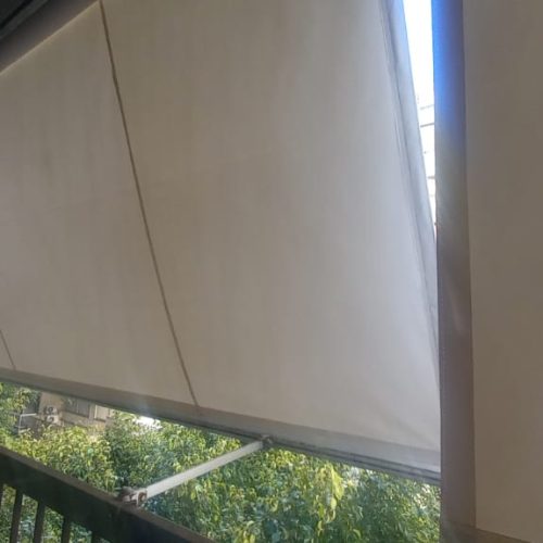 Toldo bajo balcón